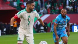 Kapten Aljazair Riyad Mahrez (kiri) mengontrol bola di bawah tekanan pemain Republik Demokratik Kongo pada laga babak 16 besar Piala Afrika 2025/2026 di Stade Prince Moulay Hassan, Rabat, Maroko, Rabu (27/1/2026) tengah malam WIB. FOTO: (IG) lesverts.faf