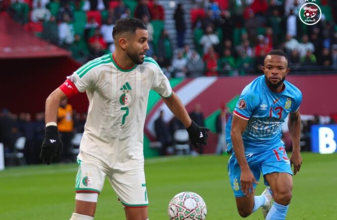 
					Kapten Aljazair Riyad Mahrez (kiri) mengontrol bola di bawah tekanan pemain Republik Demokratik Kongo pada laga babak 16 besar Piala Afrika 2025/2026 di Stade Prince Moulay Hassan, Rabat, Maroko, Rabu (27/1/2026) tengah malam WIB. FOTO: (IG) lesverts.faf