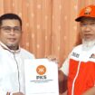 Ketua Bidang Kepanduan dan Bela Negara (BKBN) DPW PKS Sulawesi Tengah, Iwan Rifai (kiri), menyerahkan Surat Tugas kepada Ketua Bidang Advokasi dan Pelayanan Publik DPD PKS Kota Palu, Nurhalis Nur (kanan), sebelum keberangkatan sebagai relawan kemanusiaan PKS Sulawesi Tengah ke Aceh, Selasa (06/01/26). FOTO HNF