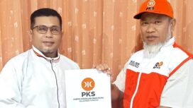 Ketua Bidang Kepanduan dan Bela Negara (BKBN) DPW PKS Sulawesi Tengah, Iwan Rifai (kiri), menyerahkan Surat Tugas kepada Ketua Bidang Advokasi dan Pelayanan Publik DPD PKS Kota Palu, Nurhalis Nur (kanan), sebelum keberangkatan sebagai relawan kemanusiaan PKS Sulawesi Tengah ke Aceh, Selasa (06/01/26). FOTO HNF