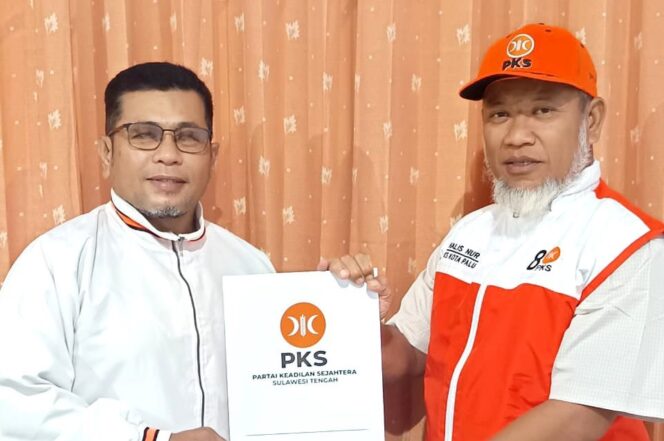 
					Ketua Bidang Kepanduan dan Bela Negara (BKBN) DPW PKS Sulawesi Tengah, Iwan Rifai (kiri), menyerahkan Surat Tugas kepada Ketua Bidang Advokasi dan Pelayanan Publik DPD PKS Kota Palu, Nurhalis Nur (kanan), sebelum keberangkatan sebagai relawan kemanusiaan PKS Sulawesi Tengah ke Aceh, Selasa (06/01/26). FOTO HNF