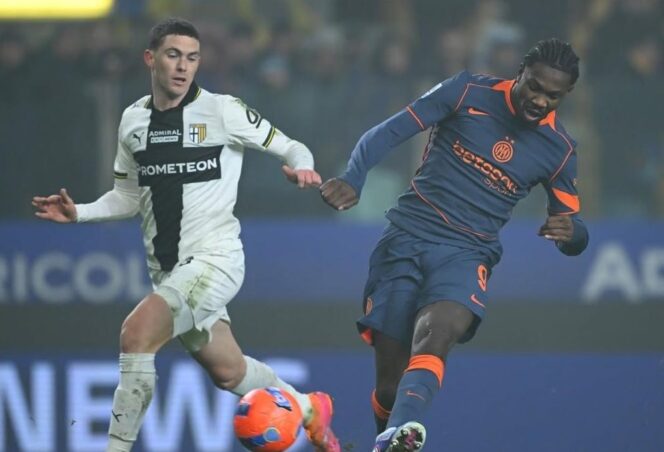 
					Penyerang Inter Milan, Marcus Thuram (kanan), melepaskan tendangan terukur ke gawang Parma dalam laga pekan ke-19 Serie A di Stadio Ennio Tardini, Parma, Kamis (08/01/26) dini hari WIB. FOTO: (IG) inter