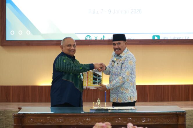 
					Wakil Bupati Donggala, Taufik M. Burhan (kanan) menerima Laporan Hasil Pemeriksaan (LHP) Kinerja Efektivitas Manajemen Aset pada acara penyerahan LHP di Auditorium BPK RI Perwakilan Sulteng, Kota Palu. FOTO: istimewa