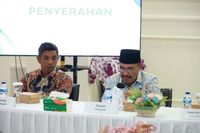 
					Ketua DPRD Kabupaten Donggala, Moh. Taufik (kiri), menghadiri kegiatan Penyerahan Laporan Hasil Pemeriksaan (LHP) Kinerja Efektivitas Manajemen Aset oleh BPK Perwakilan Provinsi Sulawesi Tengah di Auditorium BPK RI Perwakilan Sulteng, Kota Palu, Kamis (08/01/26). FOTO: istimewa