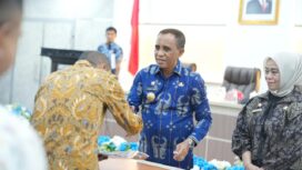 Gubernur Sulawesi Tengah Anwar Hafid menyerahkan dokumen kerja sama kepada perwakilan perguruan tinggi usai penandatanganan nota kesepakatan Program Berani Cerdas di Kantor Gubernur Sulawesi Tengah, Palu, Kamis (08/01/26). FOTO: istimewa