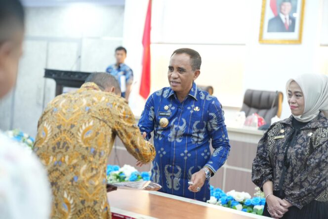 
					Gubernur Sulawesi Tengah Anwar Hafid menyerahkan dokumen kerja sama kepada perwakilan perguruan tinggi usai penandatanganan nota kesepakatan Program Berani Cerdas di Kantor Gubernur Sulawesi Tengah, Palu, Kamis (08/01/26). FOTO: istimewa