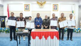 Gubernur Sulawesi Tengah Anwar Hafid bersama pimpinan perguruan tinggi menunjukkan dokumen nota kesepakatan Program Berani Cerdas, yang menjamin pembiayaan pendidikan generasi muda hingga perguruan tinggi, di Palu, Kamis (08/01/26). FOTO: istimewa