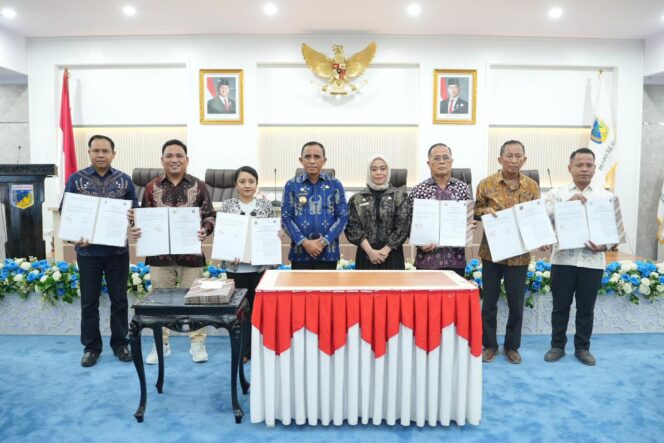 
					Gubernur Sulawesi Tengah Anwar Hafid bersama pimpinan perguruan tinggi menunjukkan dokumen nota kesepakatan Program Berani Cerdas, yang menjamin pembiayaan pendidikan generasi muda hingga perguruan tinggi, di Palu, Kamis (08/01/26). FOTO: istimewa