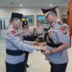 Kepala Kepolisian Daerah Sulawesi Tengah Irjen Pol Endi Sutendi melantik Kombes Pol Hari Rosena sebagai Kepala Kepolisian Resor Kota (Kapolresta) Palu dalam upacara pelantikan yang berlangsung khidmat di ruang kerja Kapolda Sulteng, Rabu (07/01/26). FOTO: istimewa