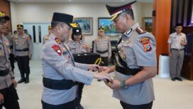 Kepala Kepolisian Daerah Sulawesi Tengah Irjen Pol Endi Sutendi melantik Kombes Pol Hari Rosena sebagai Kepala Kepolisian Resor Kota (Kapolresta) Palu dalam upacara pelantikan yang berlangsung khidmat di ruang kerja Kapolda Sulteng, Rabu (07/01/26). FOTO: istimewa