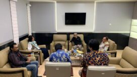 Wakil Ketua I DPRD Provinsi Sulawesi Tengah, Aristan (tengah), menerima kunjungan kerja Direktur Produk Hukum Daerah Kementerian Dalam Negeri bersama jajaran terkait dalam rangka monitoring dan koordinasi pembentukan produk hukum daerah di DPRD Sulawesi Tengah, Kamis (08/01/26). FOTO: istimewa