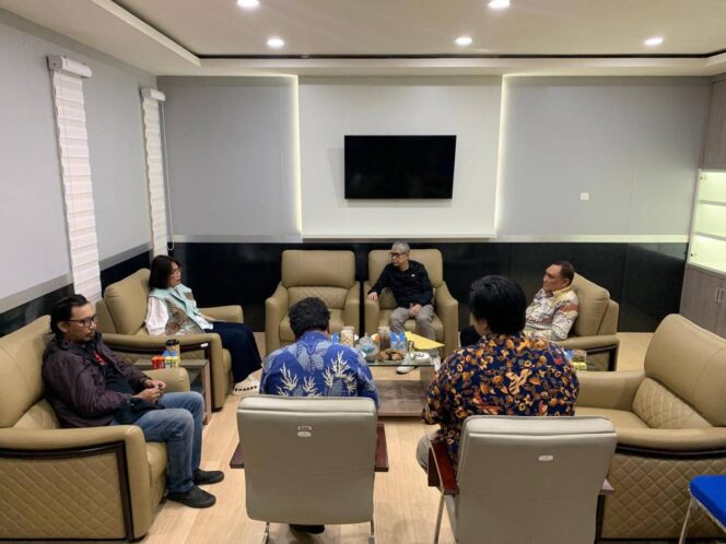 
					Wakil Ketua I DPRD Provinsi Sulawesi Tengah, Aristan (tengah), menerima kunjungan kerja Direktur Produk Hukum Daerah Kementerian Dalam Negeri bersama jajaran terkait dalam rangka monitoring dan koordinasi pembentukan produk hukum daerah di DPRD Sulawesi Tengah, Kamis (08/01/26). FOTO: istimewa