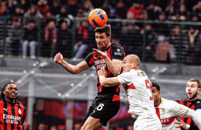 
					Pemain AC Milan berduel udara dengan pemain Genoa dalam laga lanjutan Serie A di Stadion San Siro, Jumat (09/01/26) dini hari WIB. FOTO: (IG) acmilan