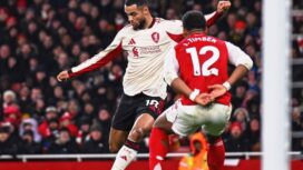 Pemain Liverpool berusaha melewati hadangan Jurrien Timber (kanan) dari Arsenal dalam laga Premier League pekan ke-21 di Stadion Emirates, London, Jumat (09/01/26) dini hari WIB. FOTO: (IG) liverpool