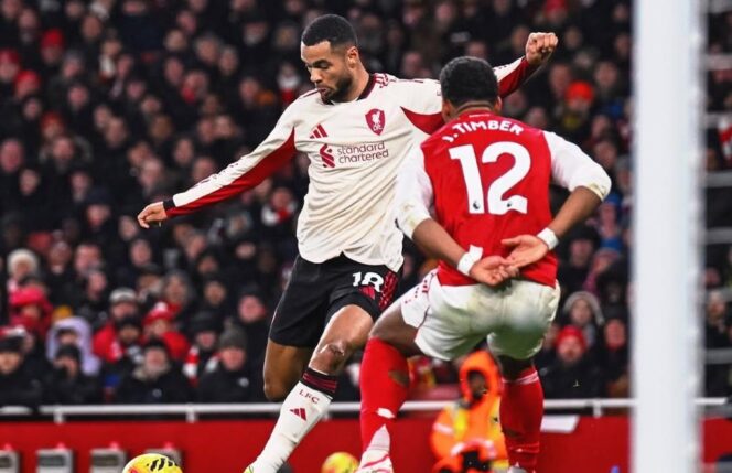 
					Pemain Liverpool berusaha melewati hadangan Jurrien Timber (kanan) dari Arsenal dalam laga Premier League pekan ke-21 di Stadion Emirates, London, Jumat (09/01/26) dini hari WIB. FOTO: (IG) liverpool