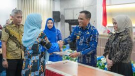 Gubernur Sulawesi Tengah Anwar Hafid menyerahkan dokumen nota kesepakatan kepada perwakilan perguruan tinggi, dalam rangka penguatan Program Beasiswa Berani Cerdas jenjang S1, S2, dan S3. FOTO: istimewa