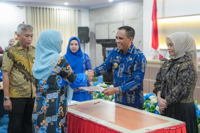 
					Gubernur Sulawesi Tengah Anwar Hafid menyerahkan dokumen nota kesepakatan kepada perwakilan perguruan tinggi, dalam rangka penguatan Program Beasiswa Berani Cerdas jenjang S1, S2, dan S3. FOTO: istimewa