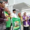 Gubernur Sulawesi Tengah Anwar Hafid (tengah) berfoto bersama perwakilan Yakesma, Salimah Indonesia, dan HNI saat pelepasan tim relawan kemanusiaan di Lobby Kantor Gubernur Sulawesi Tengah, Palu, Jumat (09/01/26). FOTO: istimewa