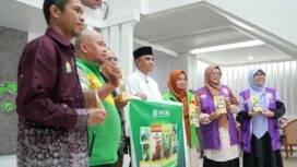 Gubernur Sulawesi Tengah Anwar Hafid (tengah) berfoto bersama perwakilan Yakesma, Salimah Indonesia, dan HNI saat pelepasan tim relawan kemanusiaan di Lobby Kantor Gubernur Sulawesi Tengah, Palu, Jumat (09/01/26). FOTO: istimewa
