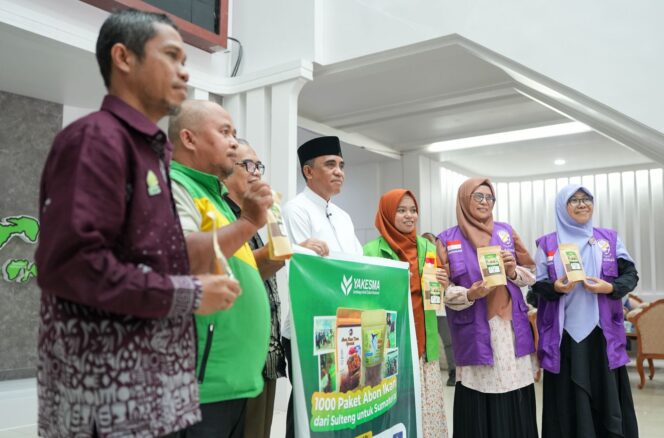 
					Gubernur Sulawesi Tengah Anwar Hafid (tengah) berfoto bersama perwakilan Yakesma, Salimah Indonesia, dan HNI saat pelepasan tim relawan kemanusiaan di Lobby Kantor Gubernur Sulawesi Tengah, Palu, Jumat (09/01/26). FOTO: istimewa