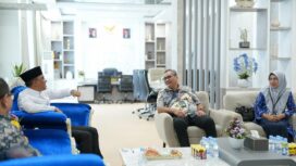 Gubernur Sulawesi Tengah Anwar Hafid berdialog dengan Kepala BP3KP Sulawesi II Recky Wolter Lahope beserta jajaran saat audiensi terkait percepatan pembangunan perumahan berbasis data dan kesiapan lahan di Sulawesi Tengah, Jumat (09/01/26). FOTO: istimewa