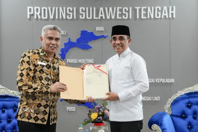 
					Penyerahan dokumen sertifikat tanah aset Pemerintah Provinsi Sulawesi Tengah sebagai bagian dari upaya pengamanan aset daerah dan penguatan kepastian hukum pertanahan. FOTO: istimewa