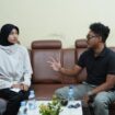 Ketua Umum KONI Sulawesi Tengah, Muhammad Fathur Razaq (kanan), berbincang dengan atlet taekwondo Sulawesi Tengah, Siti Maharani, saat pertemuan di Kantor KONI Sulteng, Palu, Jumat (09/01/26). FOTO: istimewa