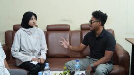 Ketua Umum KONI Sulawesi Tengah, Muhammad Fathur Razaq (kanan), berbincang dengan atlet taekwondo Sulawesi Tengah, Siti Maharani, saat pertemuan di Kantor KONI Sulteng, Palu, Jumat (09/01/26). FOTO: istimewa