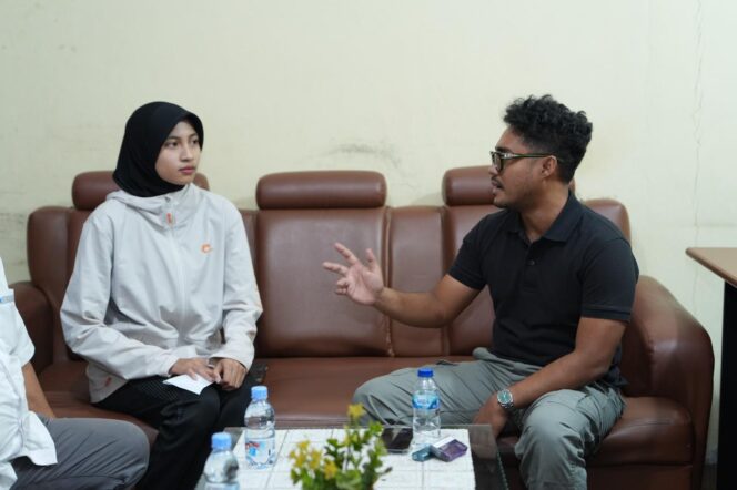 
					Ketua Umum KONI Sulawesi Tengah, Muhammad Fathur Razaq (kanan), berbincang dengan atlet taekwondo Sulawesi Tengah, Siti Maharani, saat pertemuan di Kantor KONI Sulteng, Palu, Jumat (09/01/26). FOTO: istimewa