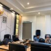 Wakil Ketua I DPRD Sulawesi Tengah, Aristan (tengah), memimpin rapat evaluasi bersama Komisi III DPRD Sulteng di ruang rapat DPRD Sulteng, Jumat (09/01/26). FOTO: istimewa