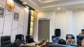 Wakil Ketua I DPRD Sulawesi Tengah, Aristan (tengah), memimpin rapat evaluasi bersama Komisi III DPRD Sulteng di ruang rapat DPRD Sulteng, Jumat (09/01/26). FOTO: istimewa