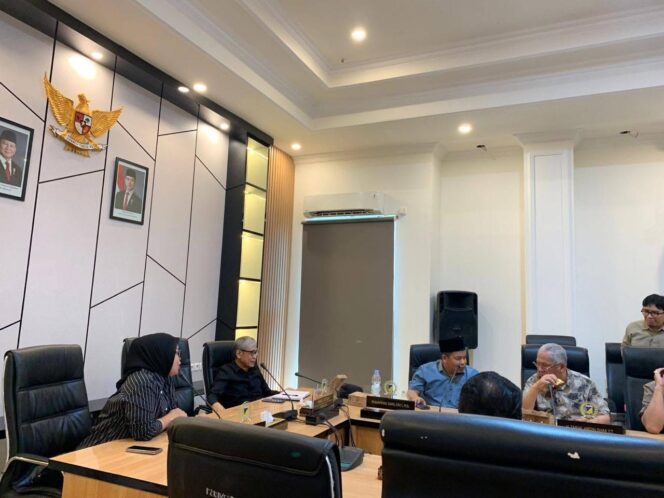 
					Wakil Ketua I DPRD Sulawesi Tengah, Aristan (tengah), memimpin rapat evaluasi bersama Komisi III DPRD Sulteng di ruang rapat DPRD Sulteng, Jumat (09/01/26). FOTO: istimewa