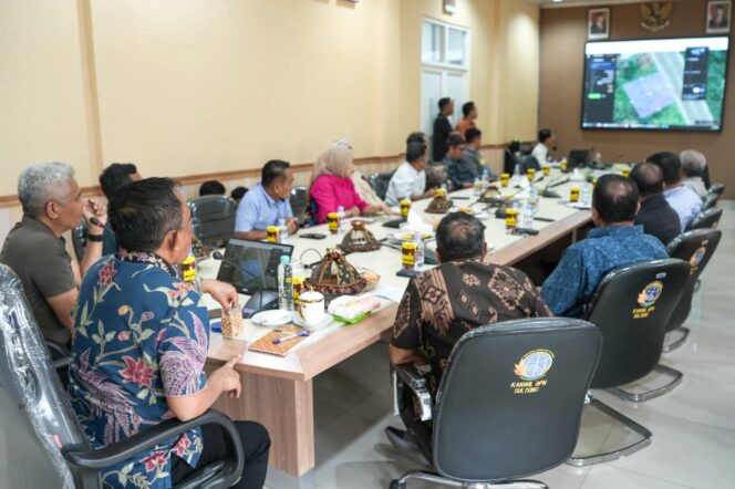 
					Gubernur Sulawesi Tengah, Anwar Hafid, bersama jajaran Pemerintah Provinsi Sulawesi Tengah dan Kanwil ATR/BPN Sulteng saat meninjau langsung pemanfaatan aplikasi Geo Portal sebagai pusat integrasi data lintas sektor, di Palu, Sabtu (10/01/26). FOTO: istimewa