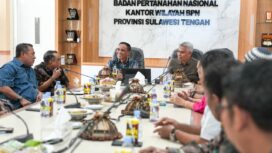 Gubernur Sulawesi Tengah, Anwar Hafid (tengah), didampingi Kepala Kanwil ATR/BPN Sulteng, Muhammad Naim, saat berdiskusi terkait penerapan Geo Portal yang mendukung perencanaan dan pengambilan kebijakan berbasis data di Sulawesi Tengah. FOTO: istimewa