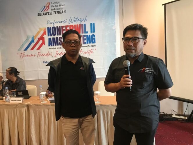 
					Ketua AMSI Sulawesi Tengah terpilih, Muhammad Iqbal (kanan), didampingi Sekretaris terpilih Abdullah K Mari (kiri), usai ditetapkan secara aklamasi dalam Konferensi Wilayah (Konferwil) II AMSI Sulteng di Hotel Santika Palu, Sulawesi Tengah, Santu (10/01/26). FOTO: istimewa