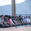 Gubernur Sulawesi Tengah Anwar Hafid mengimami salat Magrib berjamaah bersama masyarakat saat meninjau pembangunan Masjid Bukit Salena di kawasan wisata Paralayang Bukit Salena, Kota Palu, Sabtu (10/01/26). FOTO: istimewa