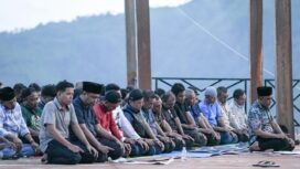 Gubernur Sulawesi Tengah Anwar Hafid mengimami salat Magrib berjamaah bersama masyarakat saat meninjau pembangunan Masjid Bukit Salena di kawasan wisata Paralayang Bukit Salena, Kota Palu, Sabtu (10/01/26). FOTO: istimewa