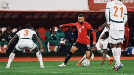 Mohamed Salah (tengah) menggiring bola dan mencoba melewati kawalan pemain Pantai Gading dalam laga perempat final Piala Afrika (AFCON) 2025–2026 di Stade Adrar, Agadir, Minggu (11/01/26) dini hari WIB. FOTO: (IG) egyptnt
