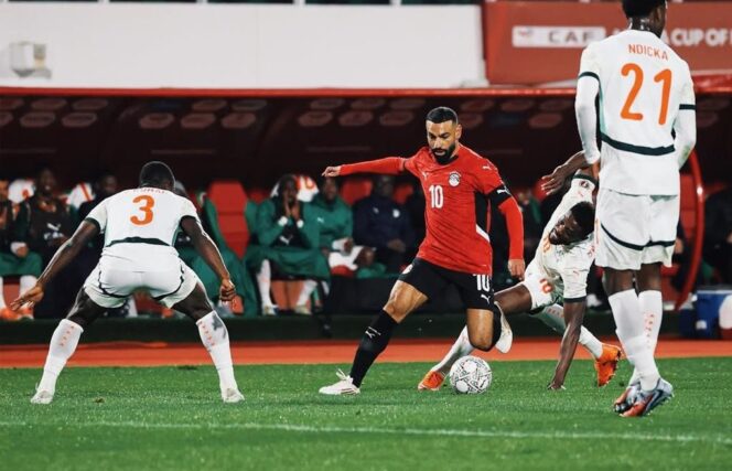 
					Mohamed Salah (tengah) menggiring bola dan mencoba melewati kawalan pemain Pantai Gading dalam laga perempat final Piala Afrika (AFCON) 2025–2026 di Stade Adrar, Agadir, Minggu (11/01/26) dini hari WIB. FOTO: (IG) egyptnt