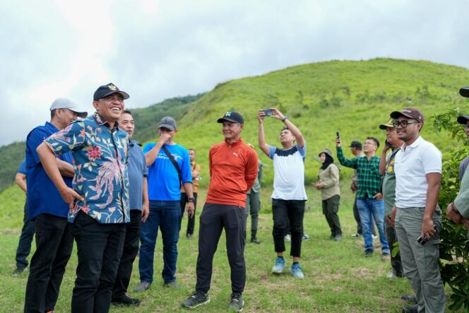 
					Gubernur Sulawesi Tengah Anwar Hafid bersama Ketua Umum KONI Sulteng dan rombongan saat berada di kawasan Bukit Salena, Kota Palu pada Sabtu (10/01/26). FOTO: istimewa