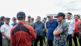 Gubernur Sulawesi Tengah Anwar Hafid (kanan) berdialog dengan sejumlah pihak saat meninjau lokasi Paralayang Bukit Salena, Kota Palu, Sabtu (10/01/26). FOTO: istimewa