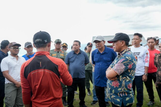 
					Gubernur Sulawesi Tengah Anwar Hafid (kanan) berdialog dengan sejumlah pihak saat meninjau lokasi Paralayang Bukit Salena, Kota Palu, Sabtu (10/01/26). FOTO: istimewa
