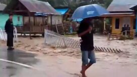Banjir menggenangi permukiman warga di Kecamatan Tanantovea, Kabupaten Donggala, Sulawesi Tengah, Minggu (11/01/26), akibat luapan sungai setelah hujan deras. FOTO: istimewa