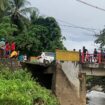 Kondisi Jembatan Lero di Kecamatan Sindue, Kabupaten Donggala, tampak tergerus banjir akibat hujan berintensitas tinggi, Minggu (11/01/26). FOTO: istimewa