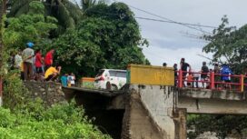 Kondisi Jembatan Lero di Kecamatan Sindue, Kabupaten Donggala, tampak tergerus banjir akibat hujan berintensitas tinggi, Minggu (11/01/26). FOTO: istimewa