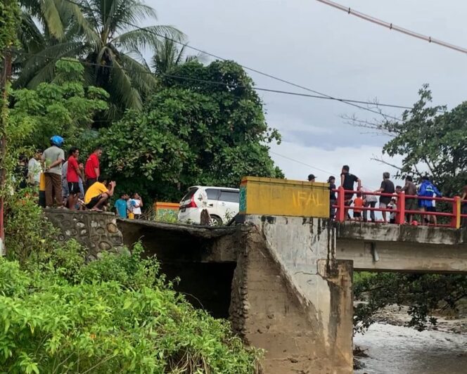 
					Kondisi Jembatan Lero di Kecamatan Sindue, Kabupaten Donggala, tampak tergerus banjir akibat hujan berintensitas tinggi, Minggu (11/01/26). FOTO: istimewa