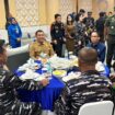 Anggota DPRD Provinsi Sulawesi Tengah, Mahfud Masuara, tampak menghadiri ramah tamah bersama jajaran TNI Angkatan Laut, unsur TNI/Polri, dan pemerintah daerah usai penyambutan Komandan Komando TNI Angkatan Laut di Palu. FOTO: istimewa
