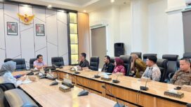 Komisi I DPRD Provinsi Sulawesi Tengah menggelar Rapat Dengar Pendapat (RDP) bersama Komisi Penyiaran Indonesia Daerah (KPID) Provinsi Sulawesi Tengah di Ruang Baruga DPRD Sulteng, Palu, Senin (12/01/26). FOTO: istimewa
