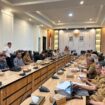 Suasana rapat tindak lanjut hasil Forum DPRD Provinsi Penghasil Nikel yang digelar Komisi III DPRD Provinsi Sulawesi Tengah bersama sejumlah OPD mitra kerja di ruang rapat DPRD Sulteng, Palu. FOTO: Ramadhan