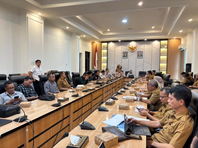 
					Suasana rapat tindak lanjut hasil Forum DPRD Provinsi Penghasil Nikel yang digelar Komisi III DPRD Provinsi Sulawesi Tengah bersama sejumlah OPD mitra kerja di ruang rapat DPRD Sulteng, Palu. FOTO: Ramadhan